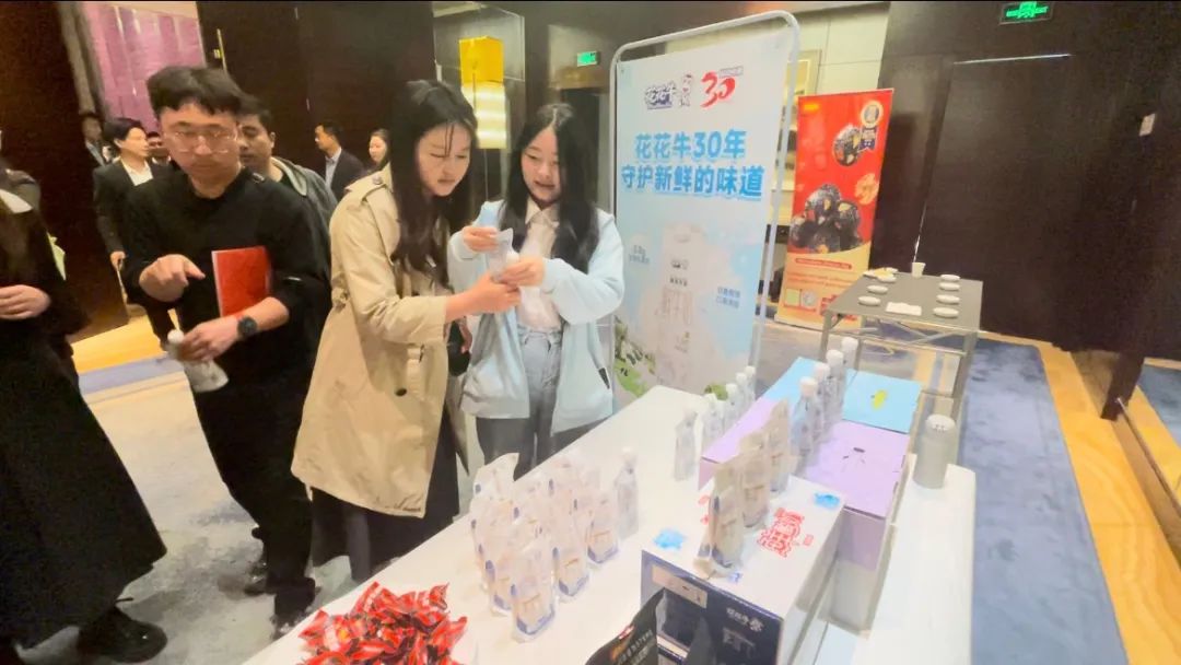 快訊丨花花牛乳業(yè)集團(tuán)亮相中國(guó)(河南)—東盟人文交流月啟幕會(huì) 快訊丨花花牛乳業(yè)集團(tuán)亮相中國(guó)(河南)—東盟人文交流月啟幕會(huì)