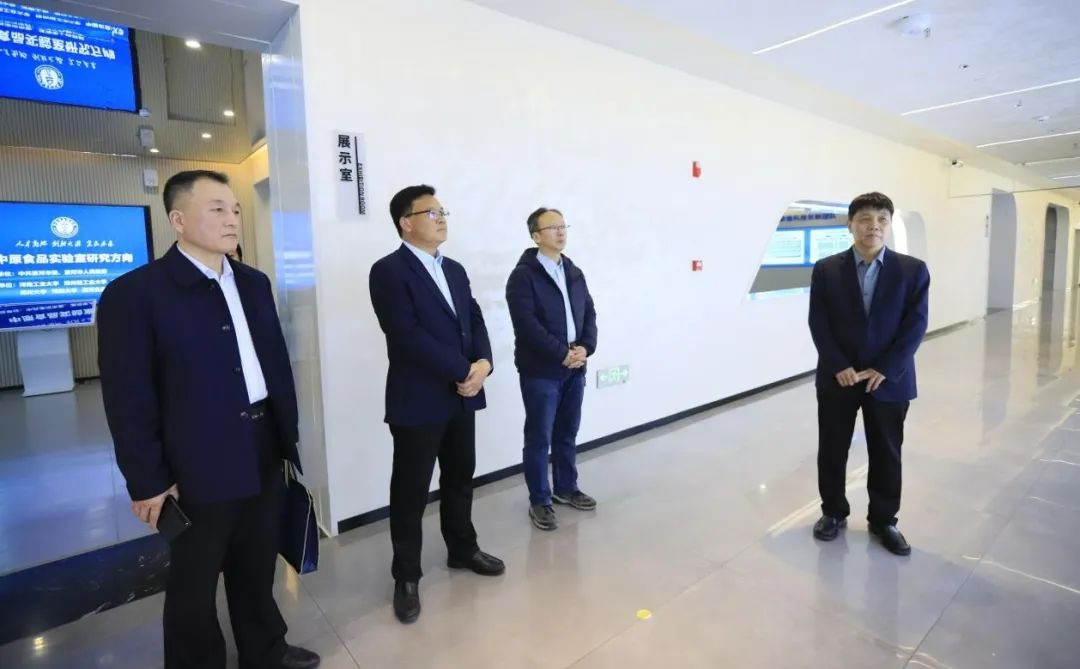 花花牛乳業集團黨委書記、董事長唐洪峰一行赴中原食品實驗室同中國工程院院士、中原食品實驗室主任任發政座談交流 花花牛乳業集團黨委書記、董事長唐洪峰一行赴中原食品實驗室同中國工程院院士、中原食品實驗室主任任發政座談交流