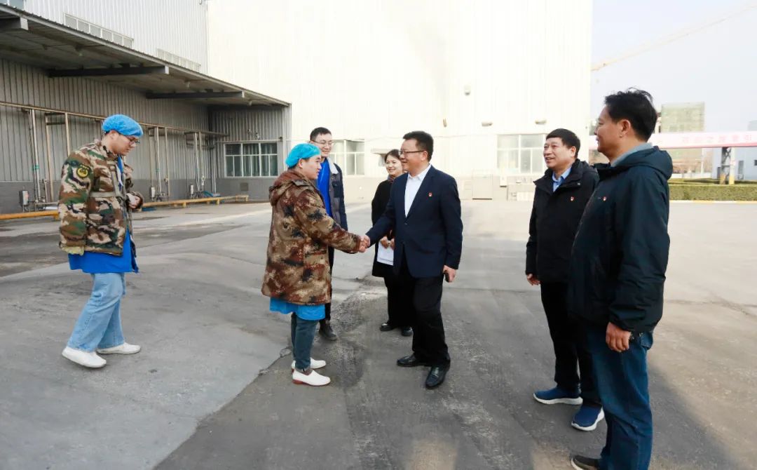 新春慰問送關懷——集團黨委書記、董事長慰問春節期間堅守崗位的一線職工 新春慰問送關懷——集團黨委書記、董事長慰問春節期間堅守崗位的一線職工