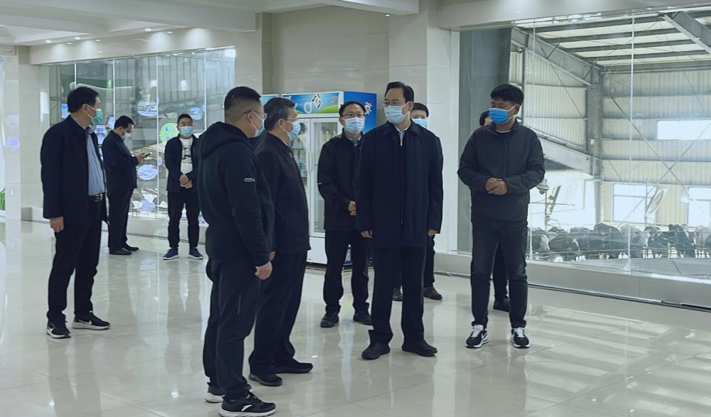 河南省人大常委會黨組書記、副主任孔昌生蒞臨花花牛魯山瑞亞牧場參觀調研