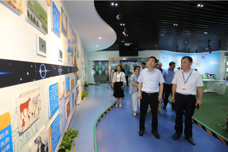 快訊|鄭州市二七區委副書記、區長虎榮鑫蒞臨河南花花牛乳業集團調研 快訊|鄭州市二七區委副書記、區長虎榮鑫蒞臨河南花花牛乳業集團調研