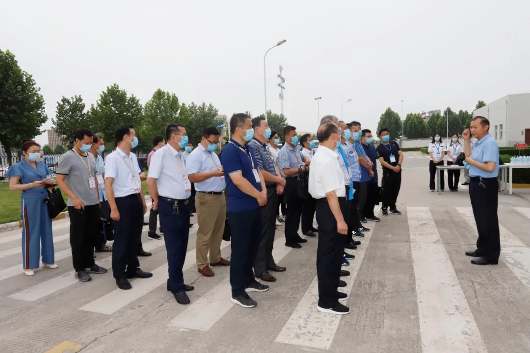 鄭州市安全生產(chǎn)雙重預防體系建設(shè)現(xiàn)場觀摩會在花花牛乳業(yè)集團鄭州分公司召開