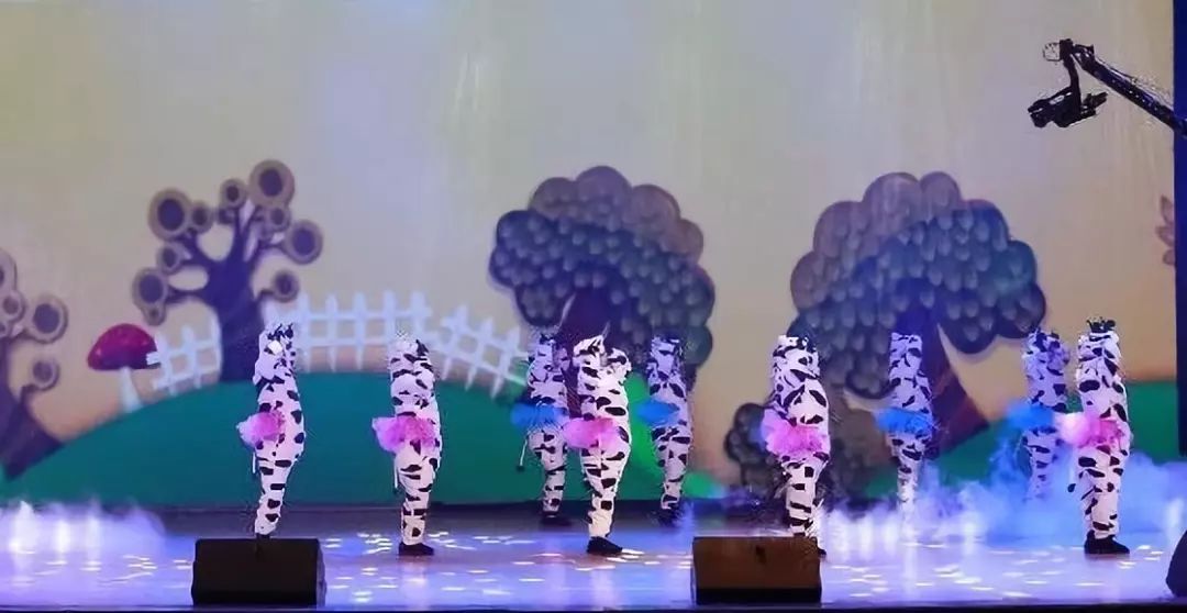 “贏在2019”,花花牛乳業(yè)集團(tuán)2019年新春晚會(huì)盛大開(kāi)幕 “贏在2019”,花花牛乳業(yè)集團(tuán)2019年新春晚會(huì)盛大開(kāi)幕