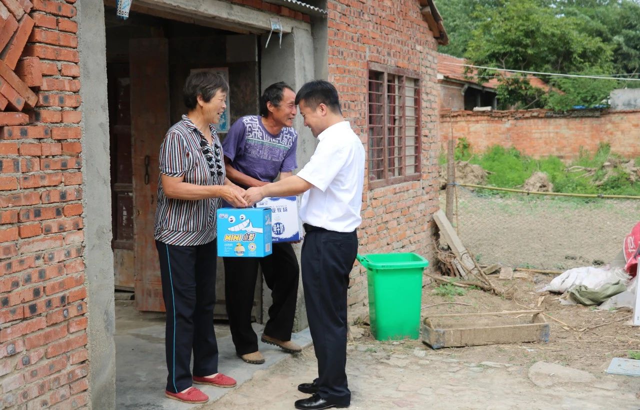 花花牛乳業(yè)集團(tuán)走訪慰問貧困戶 結(jié)對幫扶暖人心 花花牛乳業(yè)集團(tuán)走訪慰問貧困戶 結(jié)對幫扶暖人心