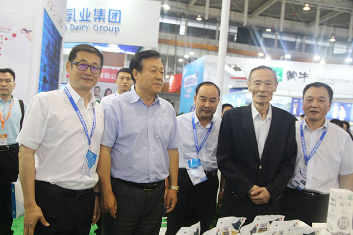 花花牛亮相第八屆中國奶業大會,又獲農業部長一聲贊! 花花牛亮相第八屆中國奶業大會,又獲農業部長一聲贊!