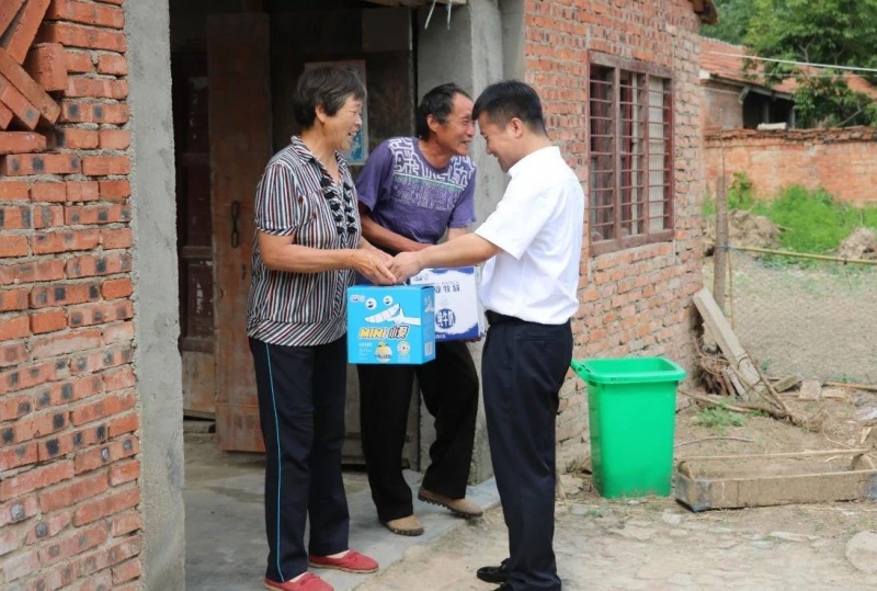 花花牛乳業(yè)集團走訪慰問貧困戶 結對幫扶暖人心